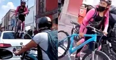 [VIDEO] Ciclista pasa por encima de un auto que invadió una ciclovía