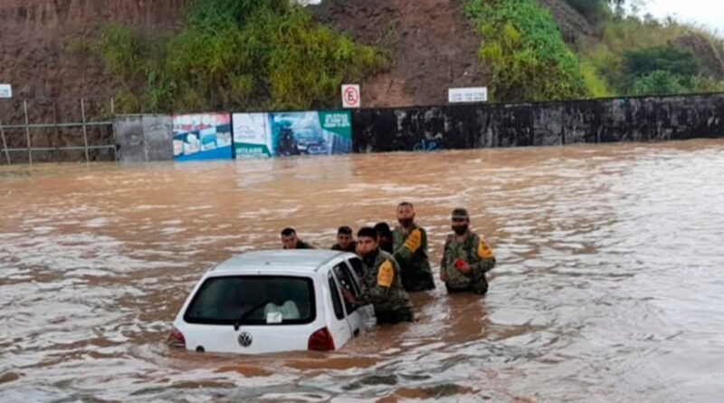 Aumenta a 11 cifra de muertos por el impacto del huracán "Grace" en México